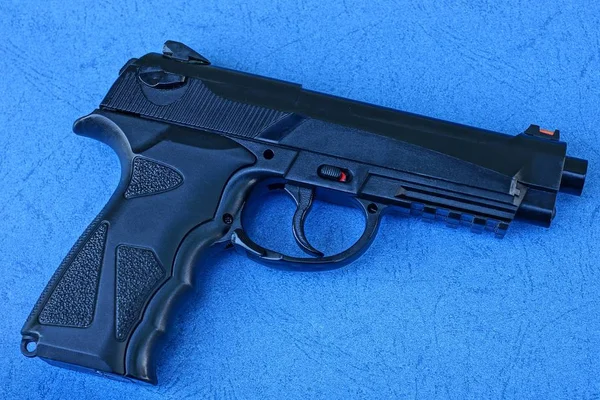 Una Grande Pistola Pneumatica Nera Trova Tavolo Blu — Foto Stock