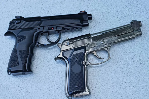 Dos Pistolas Neumáticas Yacen Sobre Una Mesa Gris — Foto de Stock