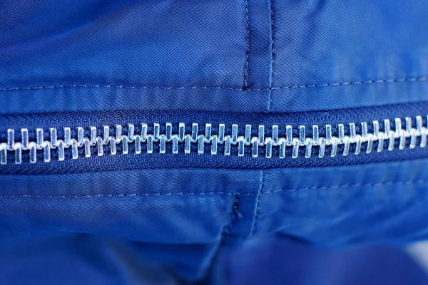 Grauer Langer Metallreißverschluss Auf Blauem Tuch — Stockfoto