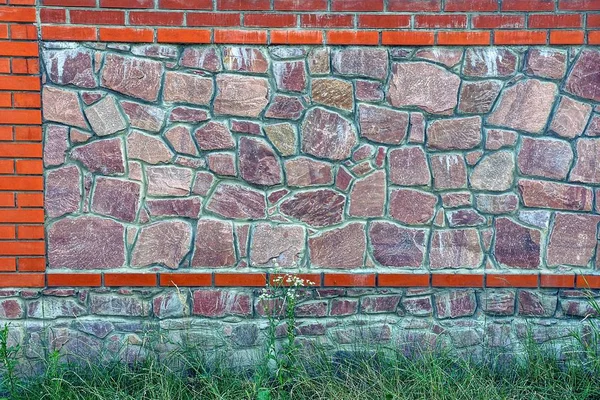 Parte Una Pared Piedra Ladrillo Hierba Verde — Foto de Stock