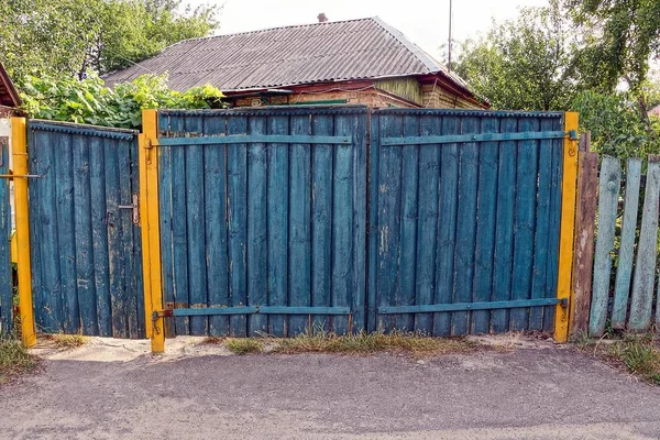 Venkovský Modrý Dřevěný Plot Zavřené Dveře Ulici Silnice — Stock fotografie