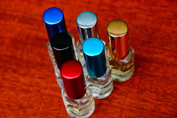 Kleine Parfümflaschen Aus Glas Mit Farbigen Verschlüssen — Stockfoto