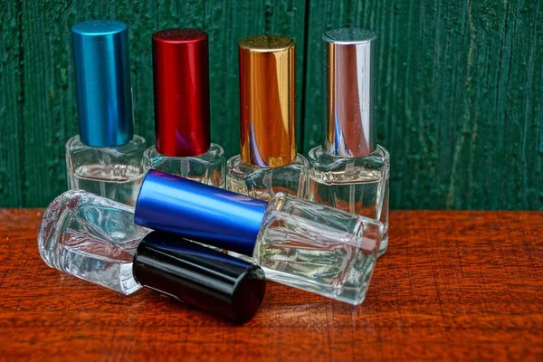 Conjunto Pequenas Garrafas Coloridas Com Perfume Uma Mesa Perto Uma — Fotografia de Stock