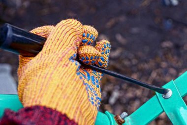 El sıkma vidasında tornavida