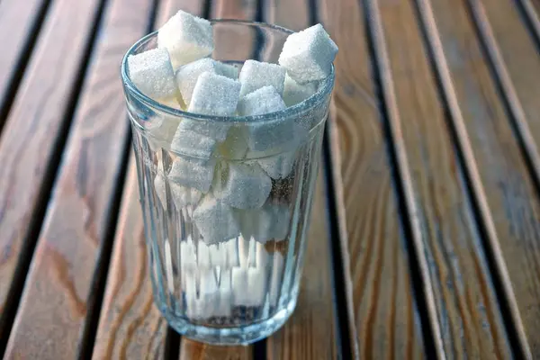 Ahşap Bir Masa Üzerinde Bir Bardak Şeker Beyaz Küpler — Stok fotoğraf