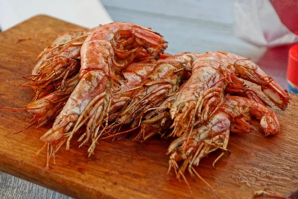 Camarones Grandes Horno Una Tabla Madera Marrón —  Fotos de Stock