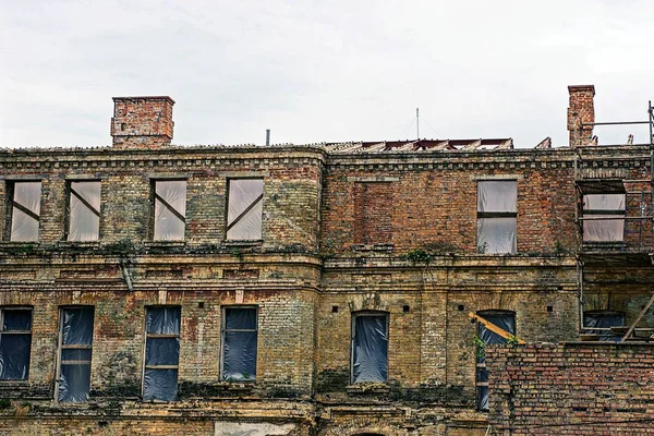 Ecke Eines Alten Zerstörten Hauses Aus Braunem Backstein Mit Leerem — Stockfoto