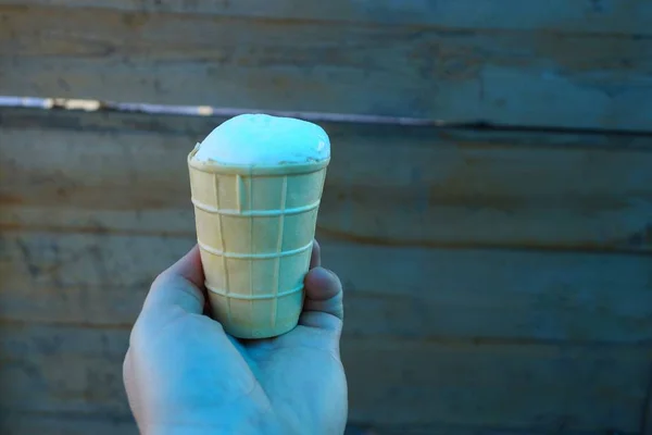 วนของไอศกร มขาวในถ วยวาฟเฟ าตาลในม — ภาพถ่ายสต็อก