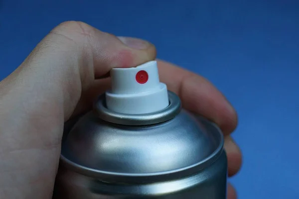 Dedo Presiona Dispensador Plástico Blanco Sobre Una Lata Metal Gris —  Fotos de Stock