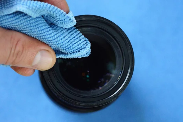 Vingers Houden Een Blauwe Doek Servet Reinig Het Glas Lens — Stockfoto