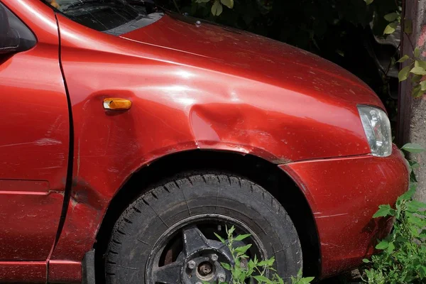 Parte Coche Rojo Con Metal Arrugado Una Rueda Negra Hierba — Foto de Stock