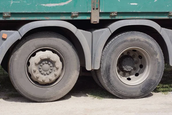 Dos Grandes Coches Negros Camión Asfalto Gris Una Carretera — Foto de Stock