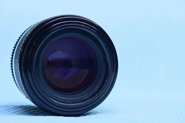 Altes Schwarzes Offenes Kameraobjektiv Liegt Auf Einem Blauen Tisch — Stockfoto