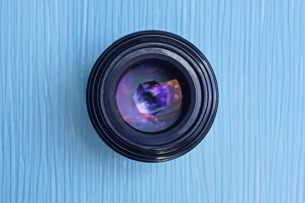 Lente Velha Câmera Aberta Preto Encontra Uma Mesa Azul — Fotografia de Stock