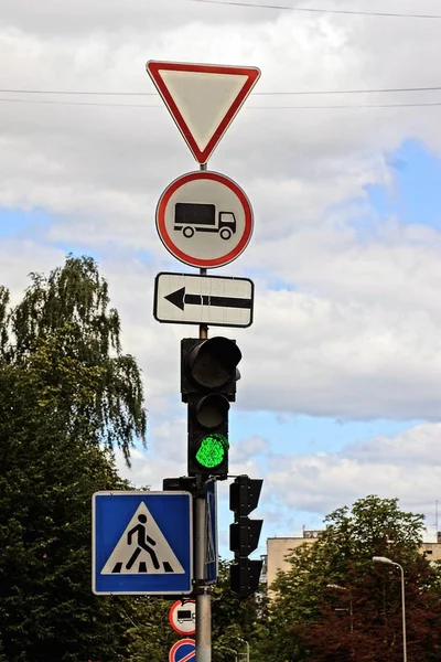 Ett Inlägg Med Trafikskyltar Och Trafikljus Vid Ett Vägskäl — Stockfoto