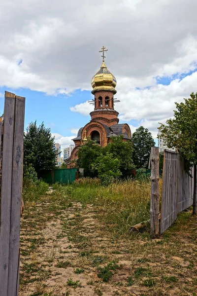 Цегляна Церква Вирощена Зеленню Стежкою Траві Біля Паркану — стокове фото