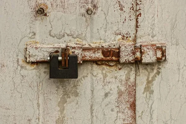 Großes Eisernes Vorhängeschloss Riegel Der Metalltür — Stockfoto