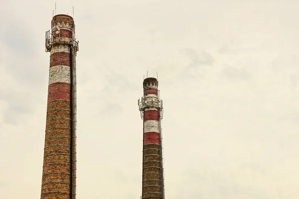 Високопромислові Цегляні Труби Проти Неба Хмар — стокове фото