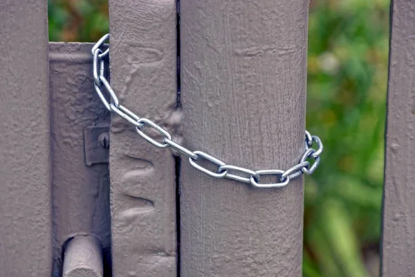 Steel Chain Hanging Gray Iron Gate — Stock Photo, Image