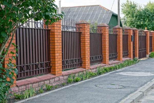 Parte Uma Cerca Marrom Ferro Privado Portão Grama Verde Rua — Fotografia de Stock