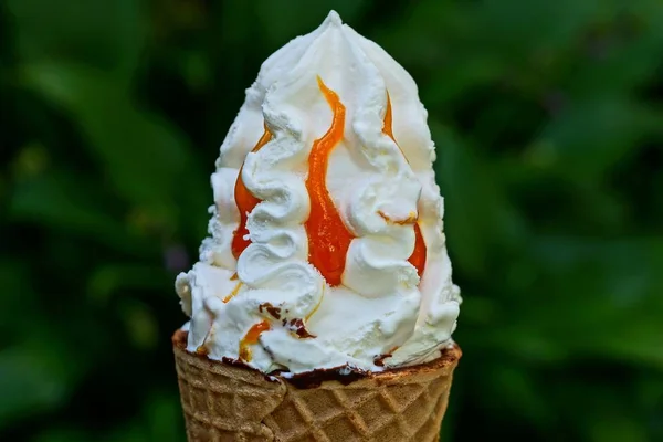 Weißes Eis Mit Roter Marmelade Einem Waffelbecher Auf Grünem Hintergrund — Stockfoto