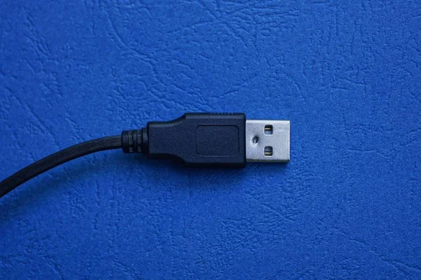 Fekete Hosszú Usb Kábel Kék Asztalon Lévő Dugóval — Stock Fotó