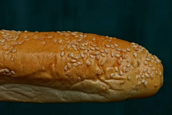 Pedaço Pão Baguete Marrom Longo Fundo Verde — Fotografia de Stock