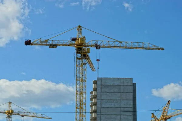 Guindaste Torre Ferro Amarelo Sobre Uma Casa Inacabada Cinza Contra — Fotografia de Stock