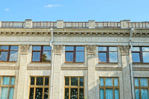 Parte Una Casa Vieja Gris Con Ventanas Marrones Contra Cielo — Foto de Stock