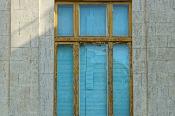 Велике Старе Синє Вікно Коричневою Рамою Сірій Кам Яній Стіні — стокове фото