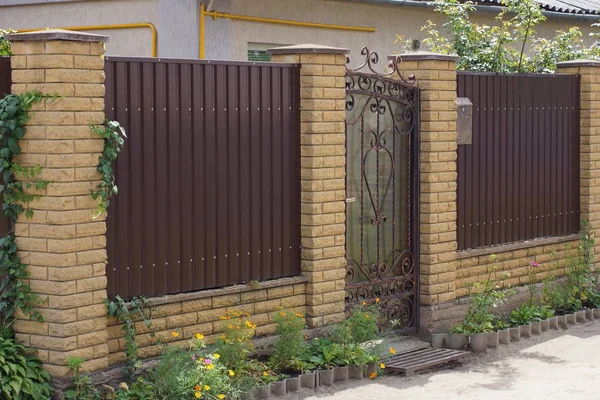 Parte Uma Cerca Marrom Longa Com Uma Porta Fechada Metal — Fotografia de Stock