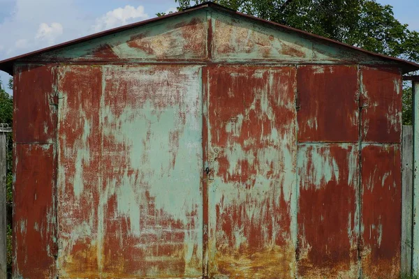 Stary Kolorowy Metalowy Garaż Zamkniętymi Bramami Ulicy — Zdjęcie stockowe