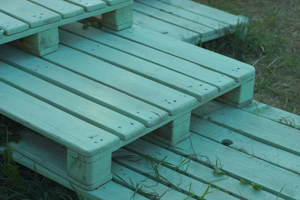 Groene Trappen Van Houten Pallets Het Gras — Stockfoto