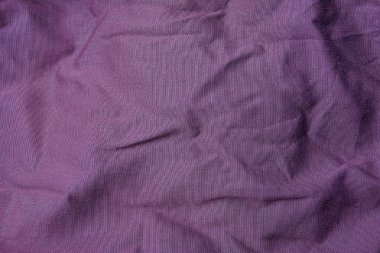 Buruşturulmuş bez giysilerin kırmızı dokusu