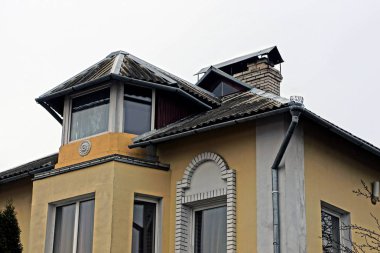 kahverengi bir taş tavan duvarında pencere