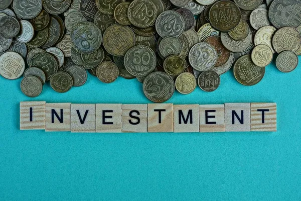 Woord Van Investering Uit Houten Letters Buurt Van Een Stapel — Stockfoto