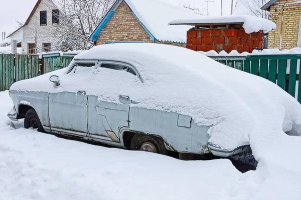 Altes Retro Auto Grau Unter Einer Schneewehe Auf Der Straße — Stockfoto