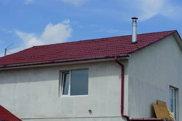 Partie Une Maison Grise Avec Une Fenêtre Toit Carrelé Rouge — Photo