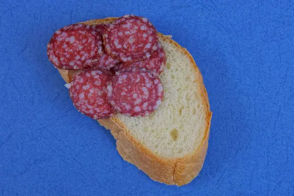 Sanduíche Fatias Salsicha Salame Vermelho Longo Pão Está Uma Mesa — Fotografia de Stock