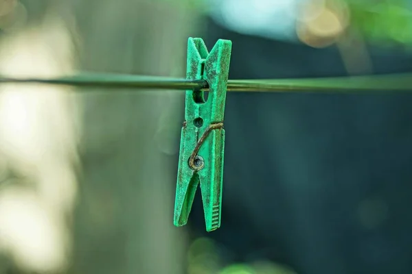 One Old Plastic Green Clothespin Metal Wire Street — Stock Photo, Image