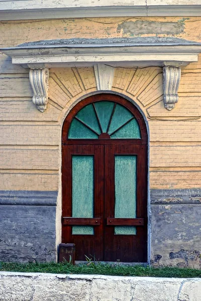 Holzverglaste Türen Der Wand Eines Antiken Gebäudes — Stockfoto