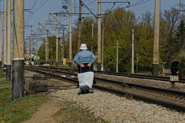 Abuela Con Carro Por Ferrocarril — Foto de Stock