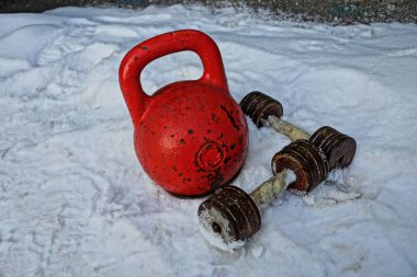 büyük kırmızı demir kettlebell ve sokakta dumbbells 