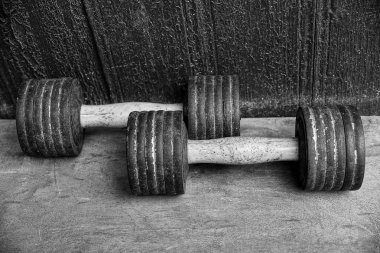 iki gri demir halter duvara karşı bir masa üzerinde yalan