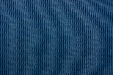 bir parça giysi üzerinde mavi kumaş arka plan