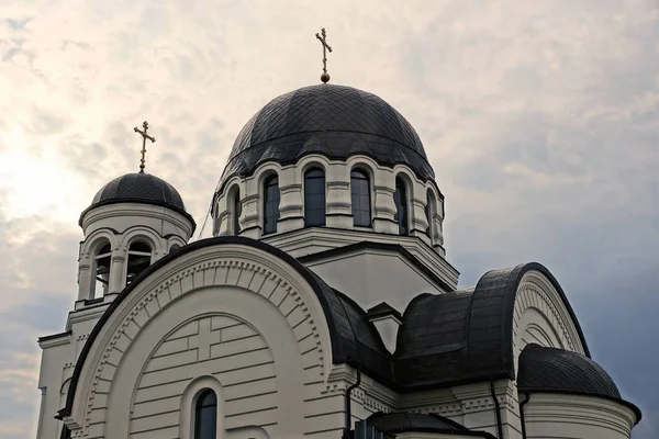 Gökyüzü Arka Plan Üzerinde Kubbeler Ile Güzel Hıristiyan Kilisesi — Stok fotoğraf