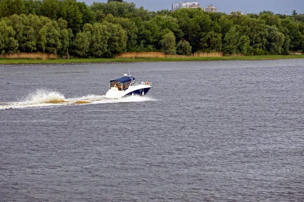 Barco Blanco Motor Río Ancho —  Fotos de Stock