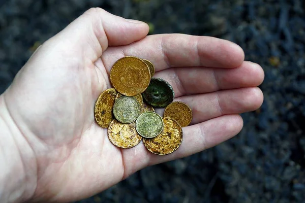 金银和铜旧硬币在开放的手掌上 — 图库照片