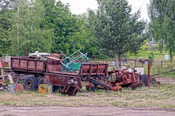 Oude Roestige Machines Onderdelen Tuin Het Gras — Stockfoto