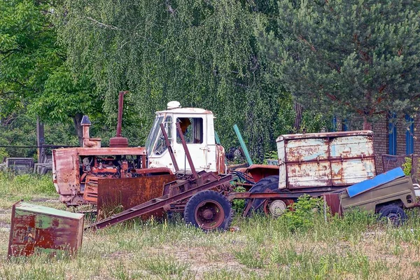 Oude Roestige Machines Onderdelen Tuin Het Gras Vegetatie — Stockfoto